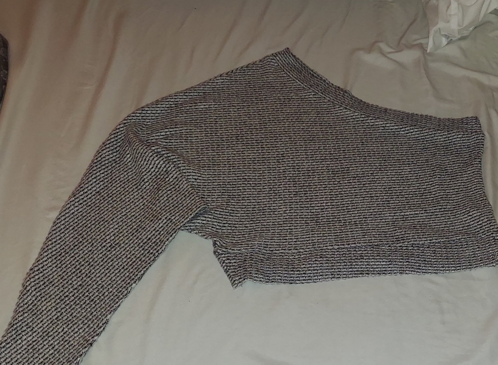 Crop top, one sleeve, off the shoulder